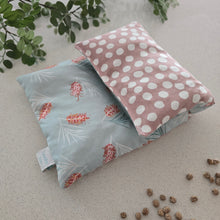 Load image into Gallery viewer, Grevillea/ Pink Dots Medium Heat pack